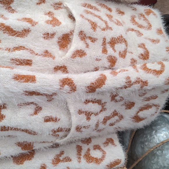 NWT Janice Apparel Leopard Print Cardigan - Picture 2 of 5